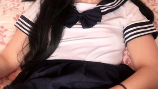 beautiful brunette toys her pussy on webcam